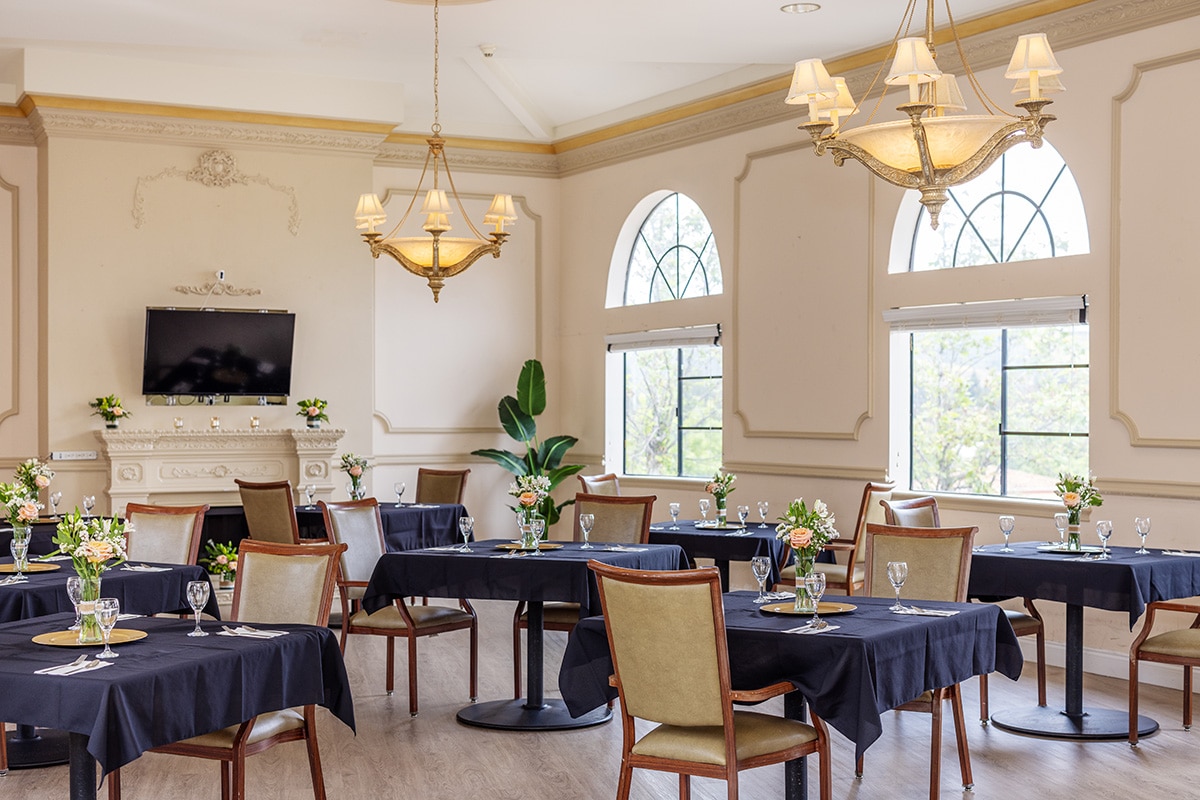 dining room at sherwood oaks